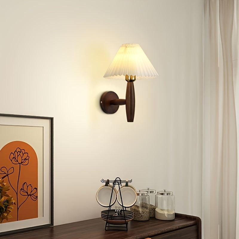 Nordische Wandleuchte aus Holz mit plissiertem Schirm für das Bett