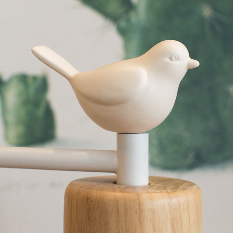 Nordische minimalistische Wandleuchte aus Holz mit skulpturalem sitzendem Vogel