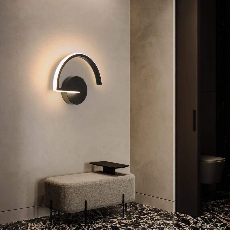 Minimalistische Halo-Wandleuchte mit geschwungener Bogen-Silhouette und Leuchteffekt