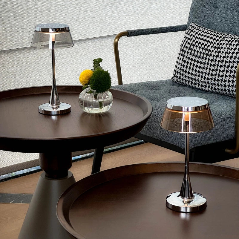 Kabellose wiederaufladbare dimmbare Tischlampe mit durchscheinendem Acrylschirm und Metallfuß