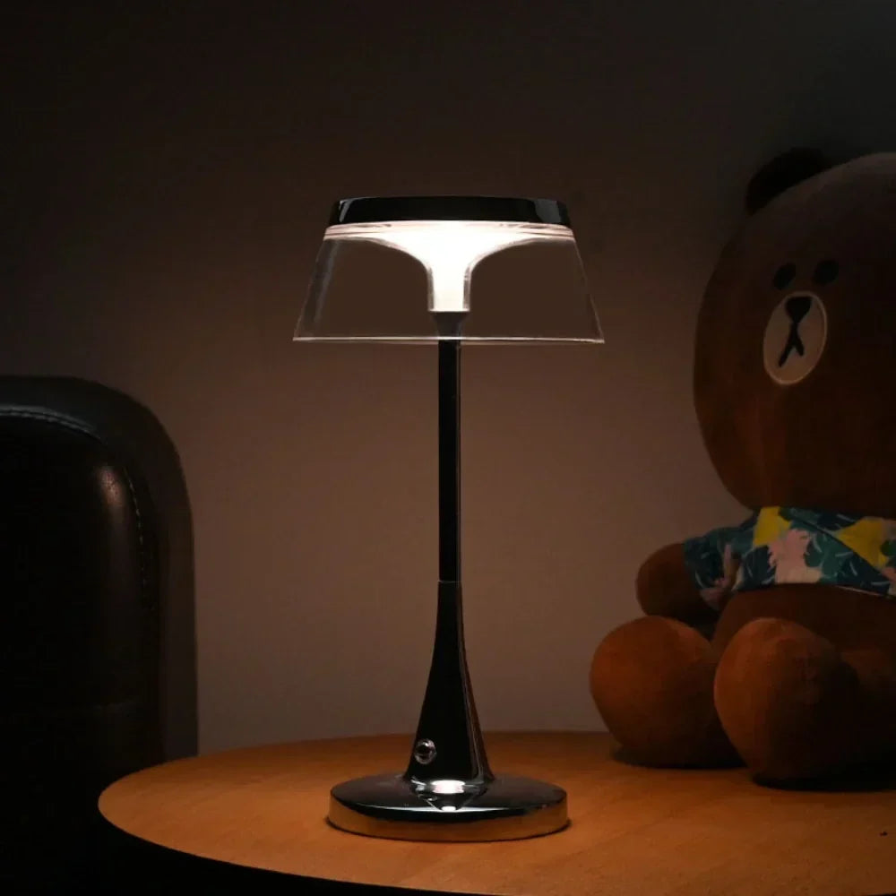 Kabellose wiederaufladbare dimmbare Tischlampe mit durchscheinendem Acrylschirm und Metallfuß