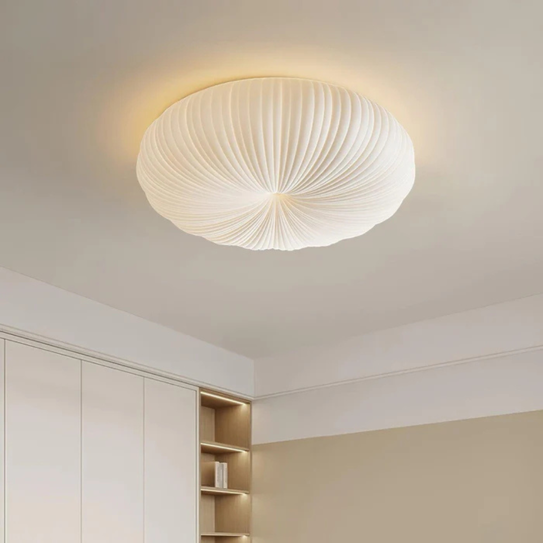 Skulpturel loftlampe til planmontering i plisseret akryl