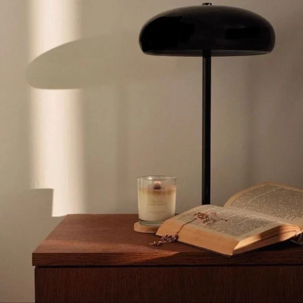 Bærbar genopladelig bordlampe med retroafrundet silhuet og touchbetjening