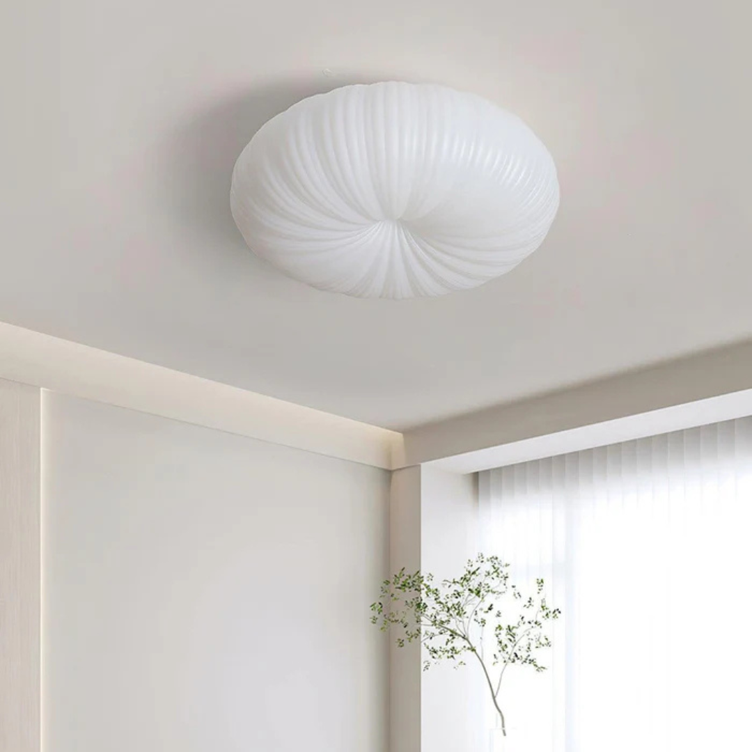 Skulpturel loftlampe til planmontering i plisseret akryl