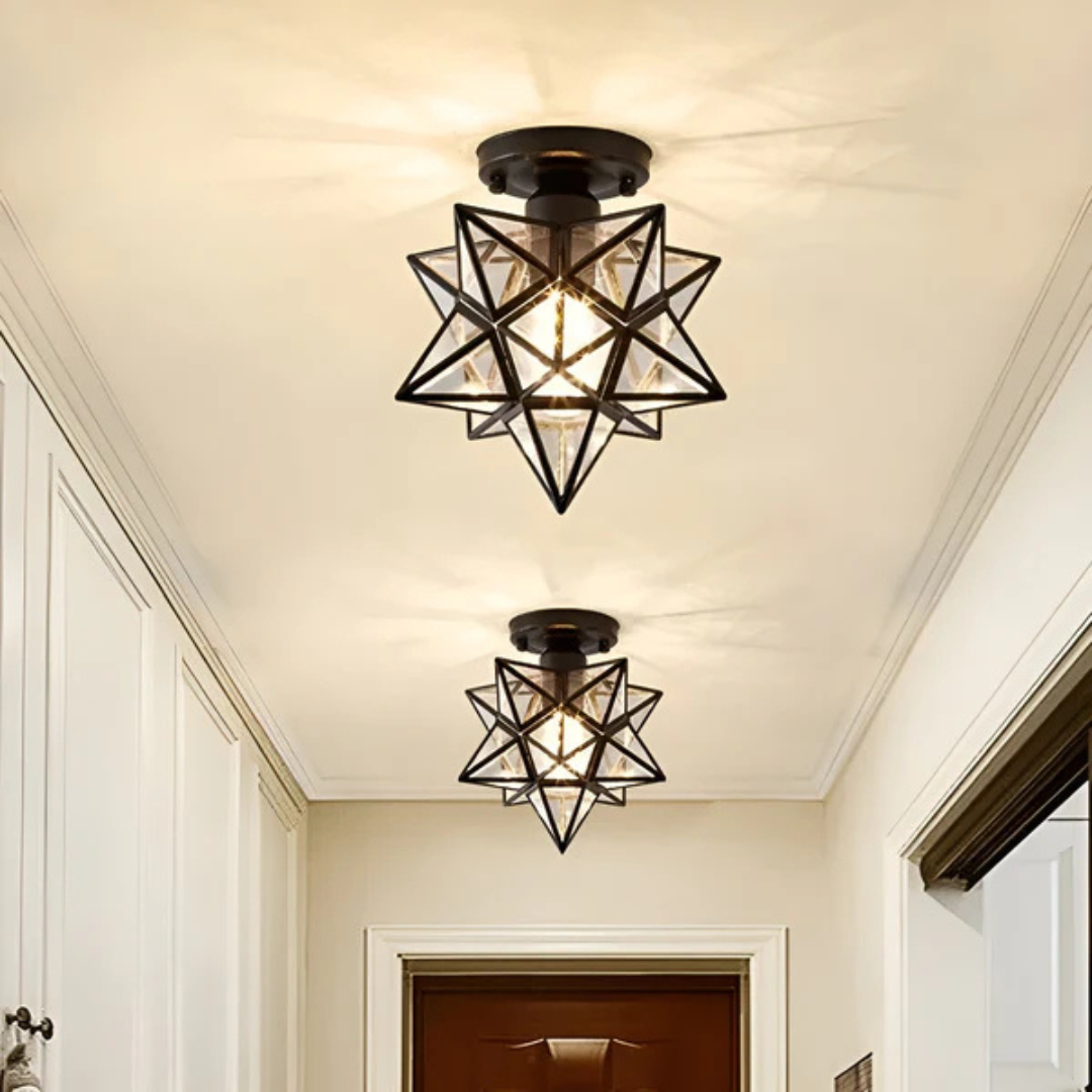 Deckenleuchte mit geometrischem Sternrahmen und mattiertem Glas