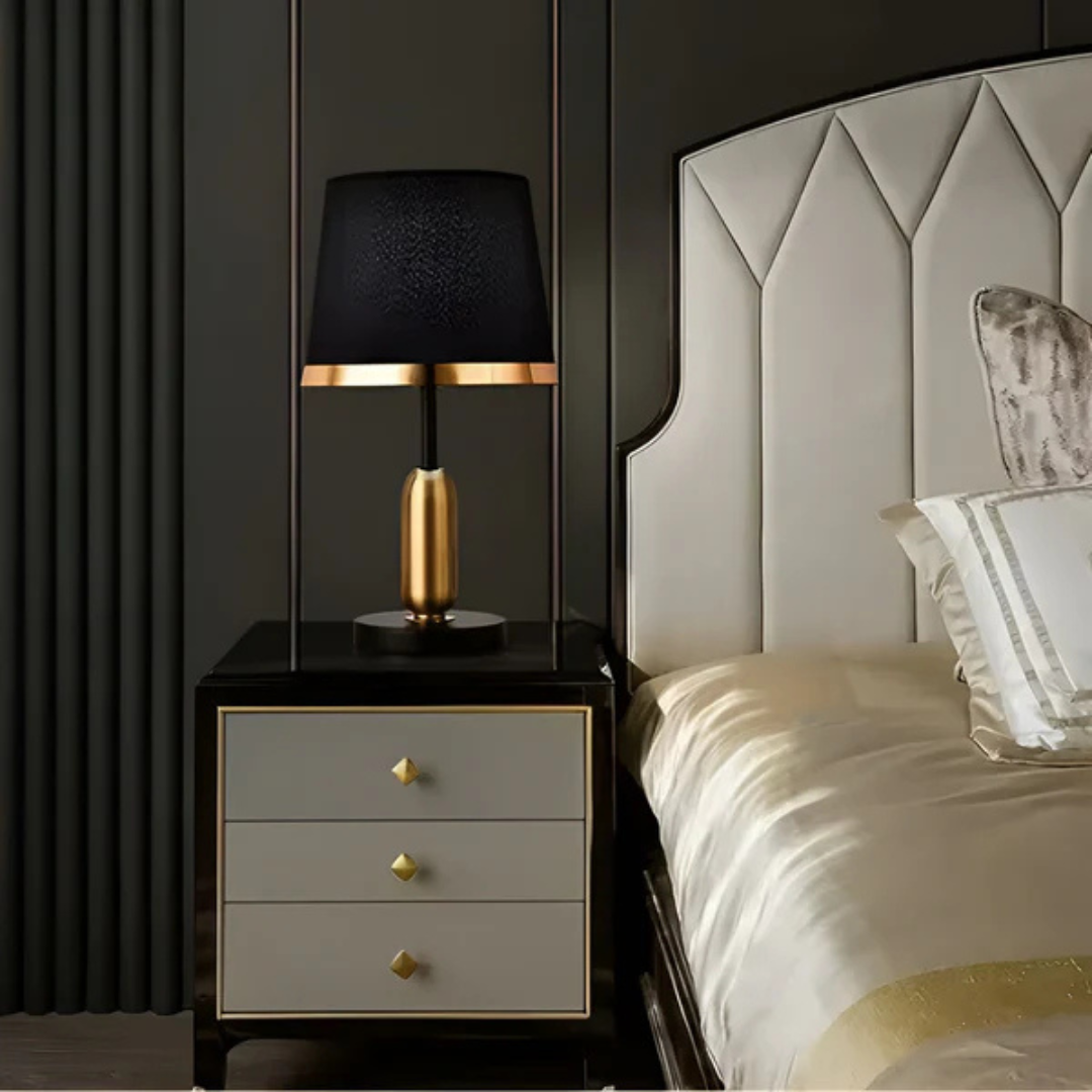Akzent-Tischlampe im Retro-Vintage-Stil mit Stoffschirm und Metallfuß