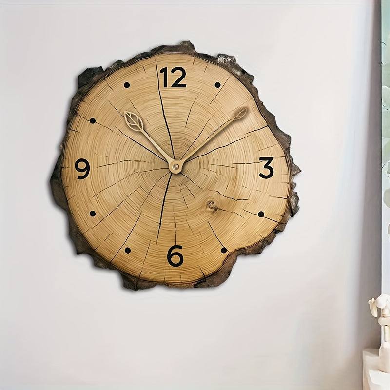 Rustikale Wanduhr mit unregelmäßigem Rand in Holzmaserung und leisem Quarzwerk