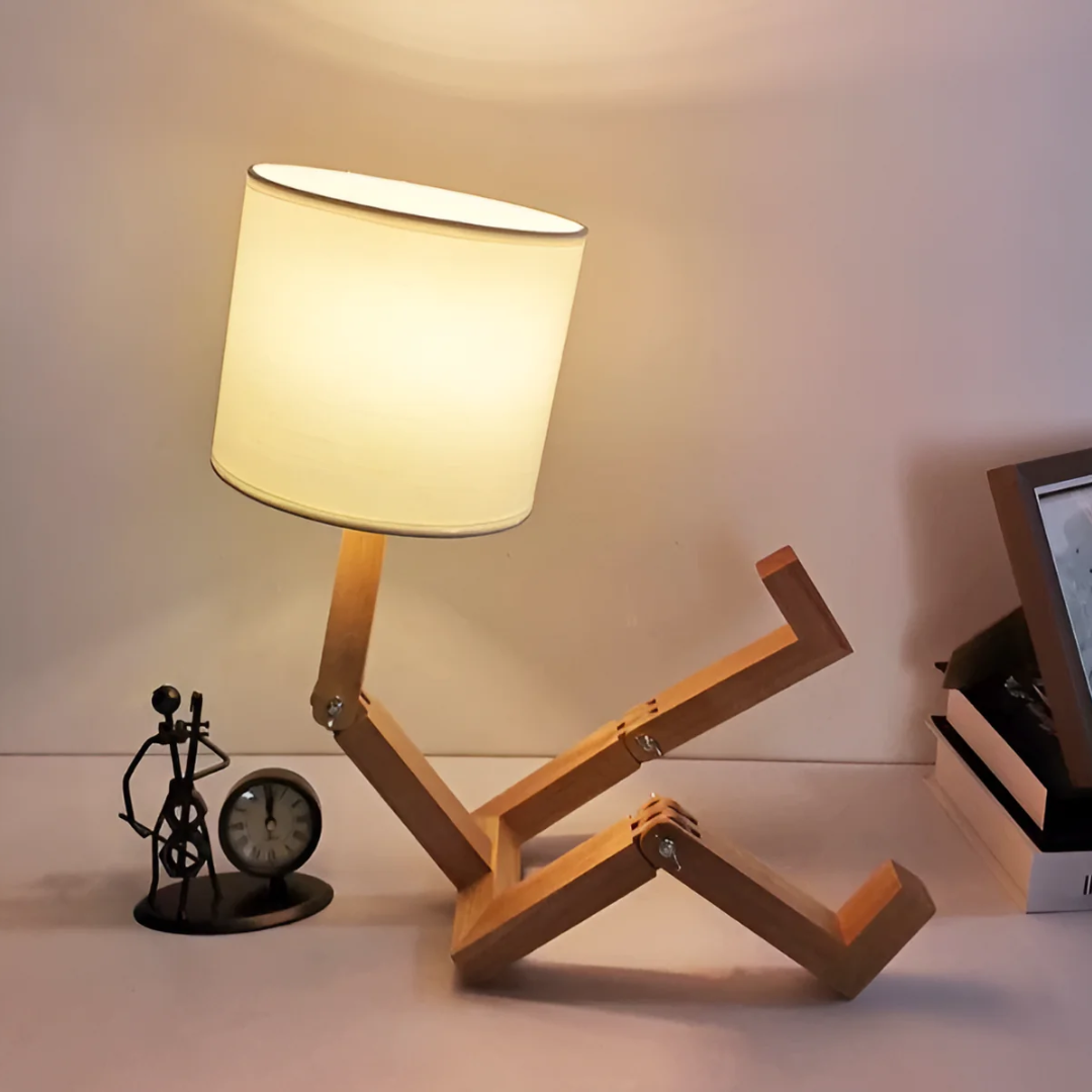 Justerbar nordisk bordlampe i massivt træ