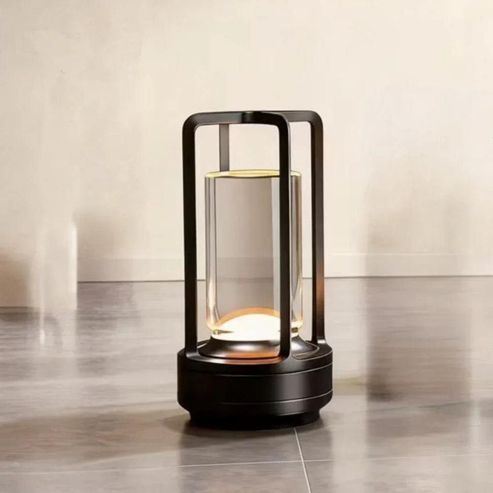 Moderne Tischlampe mit zylindrischem Metallrahmen und Touch-Steuerung