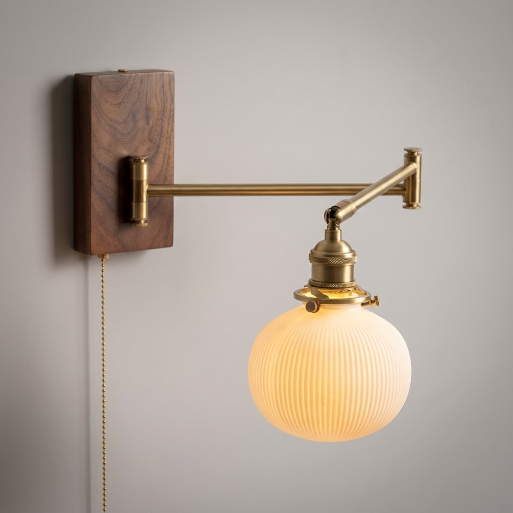 Wandleuchte mit Holzoptik, Messingfinish, ausziehbarem Schwenkarm und Kugelschirm