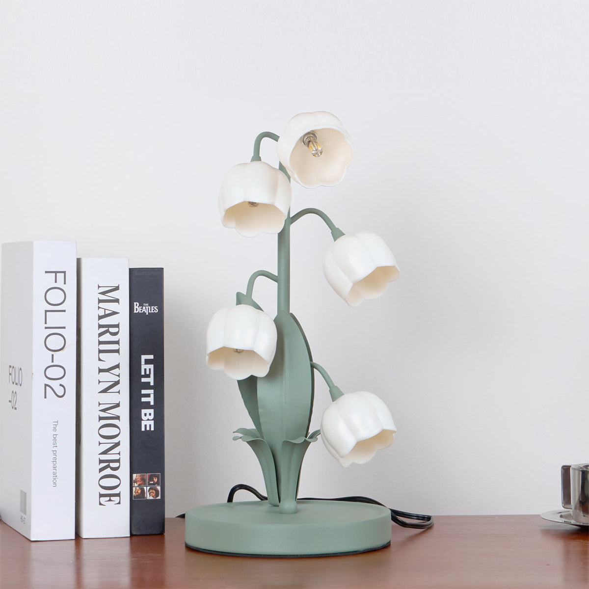Tischlampe in Tulpenform mit Orchideenblüte