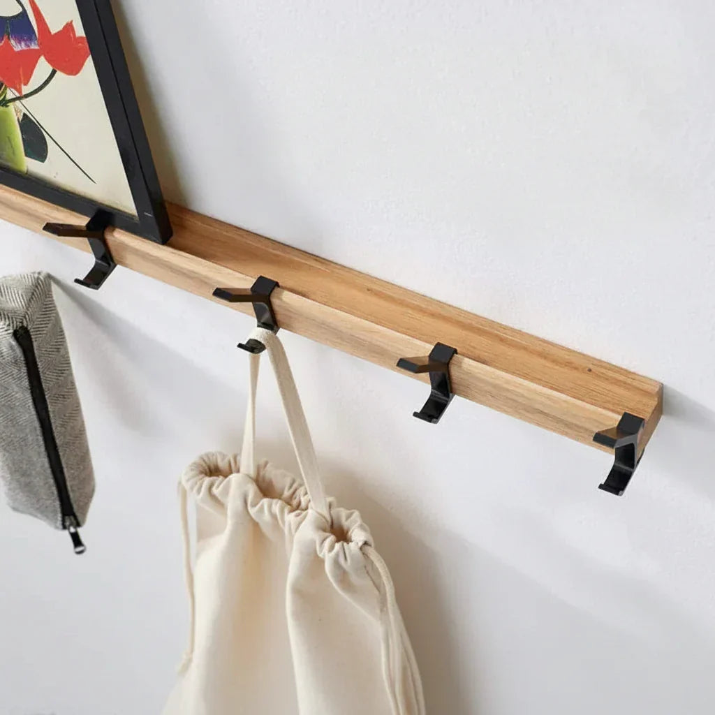 Skandinavische Wandgarderobe aus Holz mit verstellbaren Haken