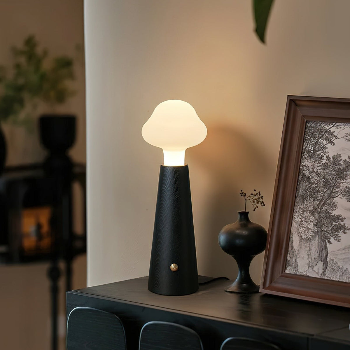 Diffus leuchtende Tischlampe mit wolkenförmigem Acrylschirm und konischem Sockel