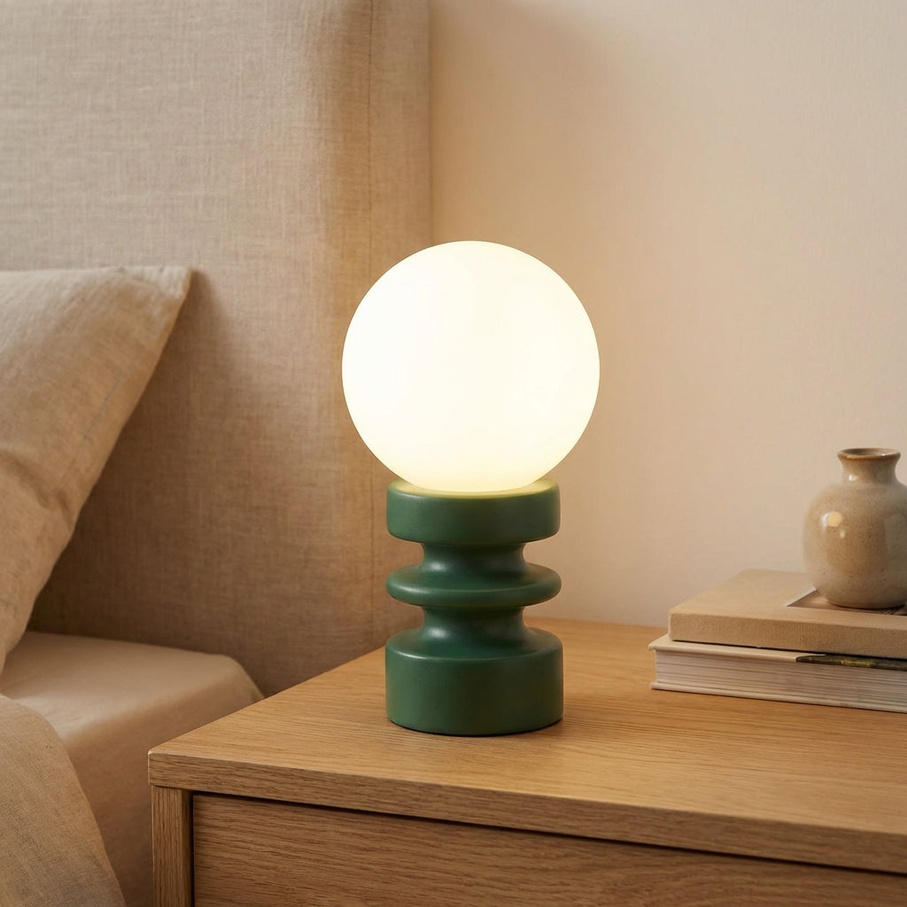 Kompakte Tischlampe im Mid-Century-Stil mit Kugelschirm aus Milchglas und Holzfuß