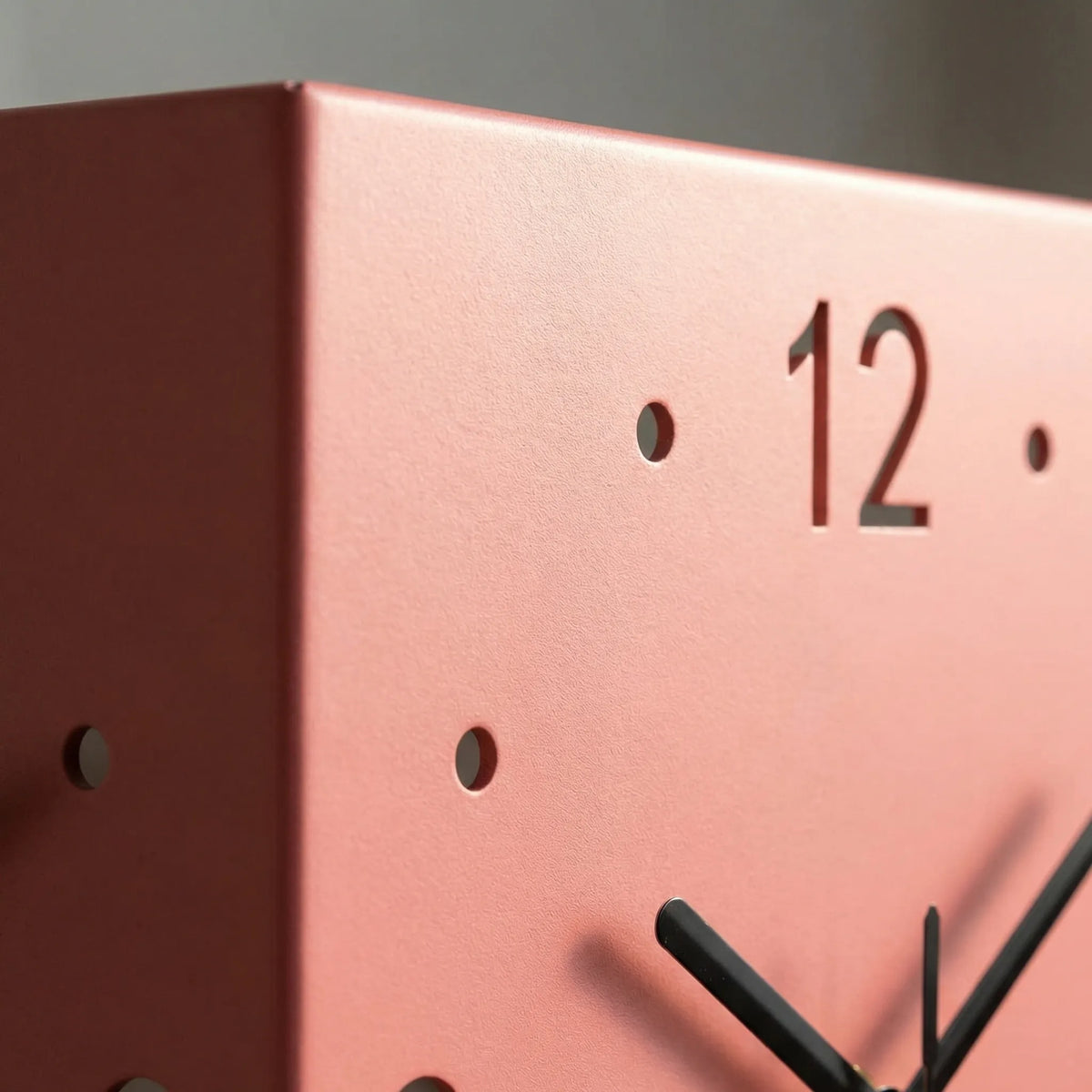 Leise Quarzwanduhr zur Eckmontage mit zwei Einstellrädern