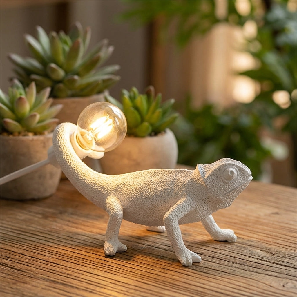 Skulpturale kompakte Tischlampe mit strukturierter Reptilien-Silhouette