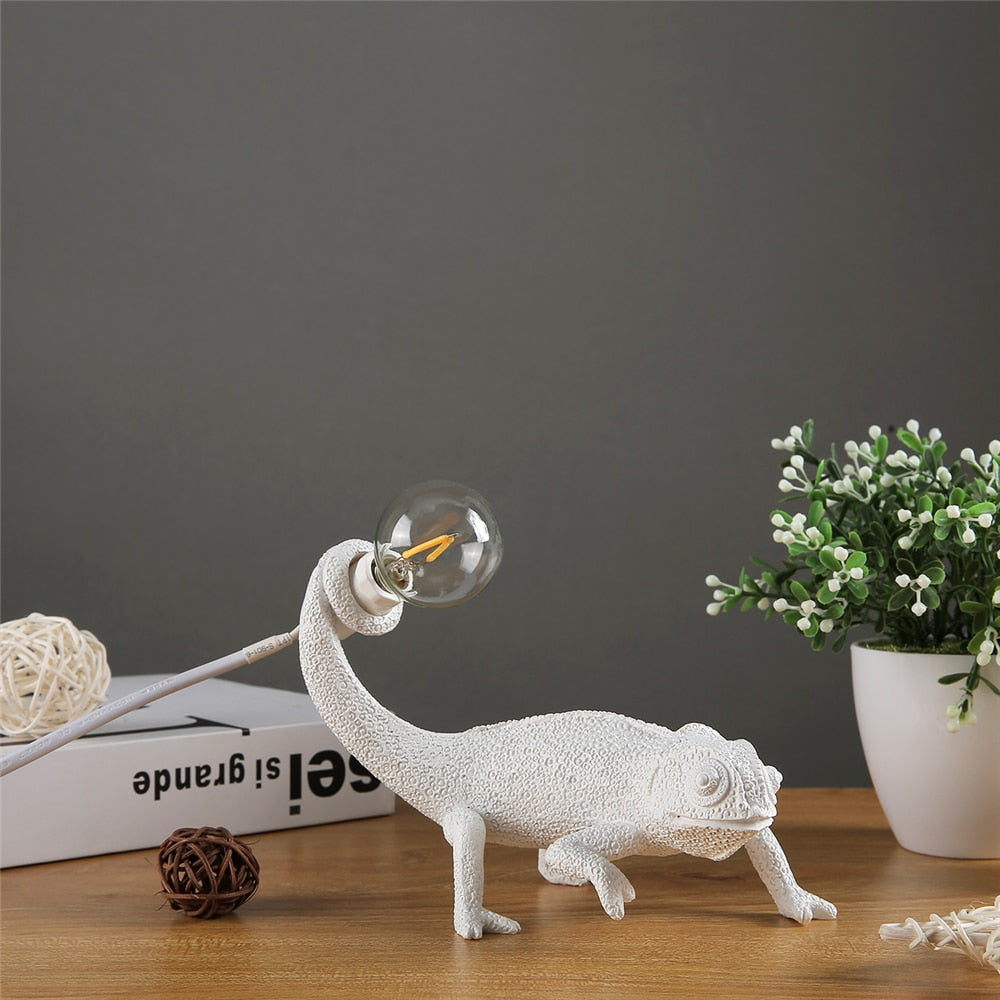 Skulpturale kompakte Tischlampe mit strukturierter Reptilien-Silhouette