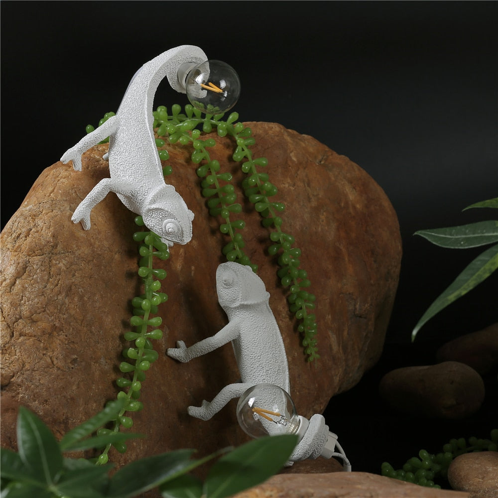 Skulpturale kompakte Tischlampe mit strukturierter Reptilien-Silhouette