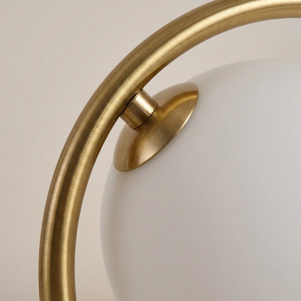 Skulpturale dimmbare Tischlampe mit Ring-Silhouette und hängender Glaskugel