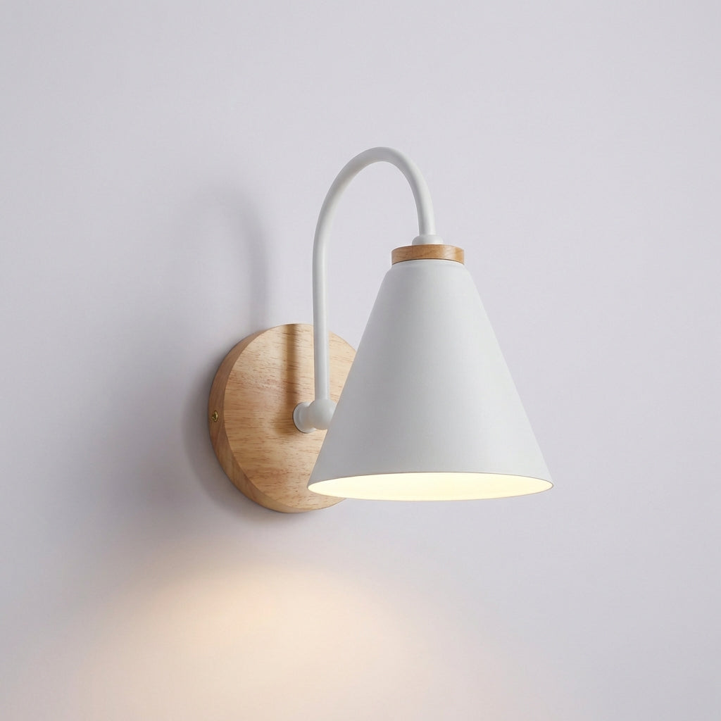 Minimalistische Wandleuchte mit nach unten gerichtetem Kegelschirm und Holzakzent