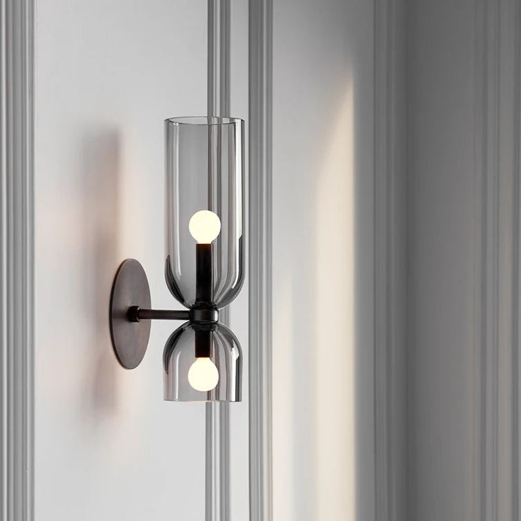 Skulpturale runde Wandleuchte mit zwei Glaszylindern, Diffusor und rundem Sockel