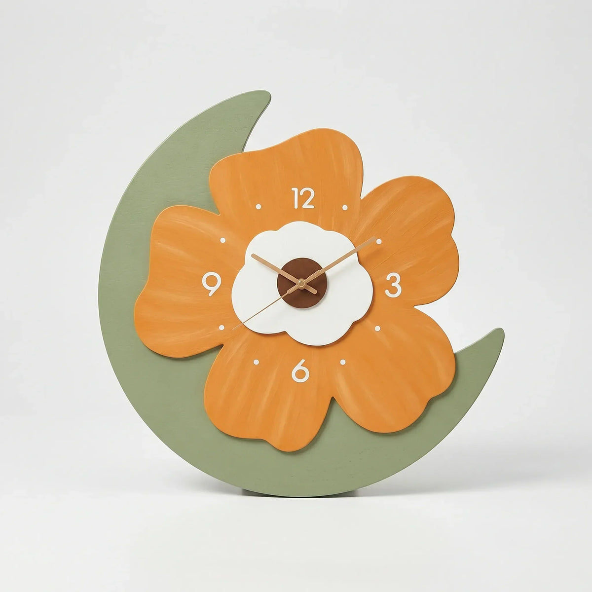 Florale Wanduhr mit geschichteter Blütenblattsilhouette und Ziffernmarkierungen