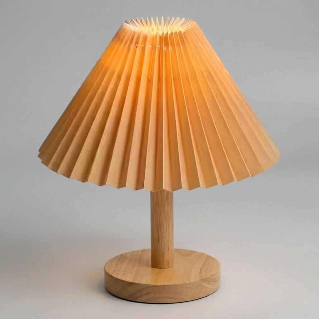 Wiederaufladbare skulpturale Tischlampe mit faltbarem Plisseeschirm und Holzsockel