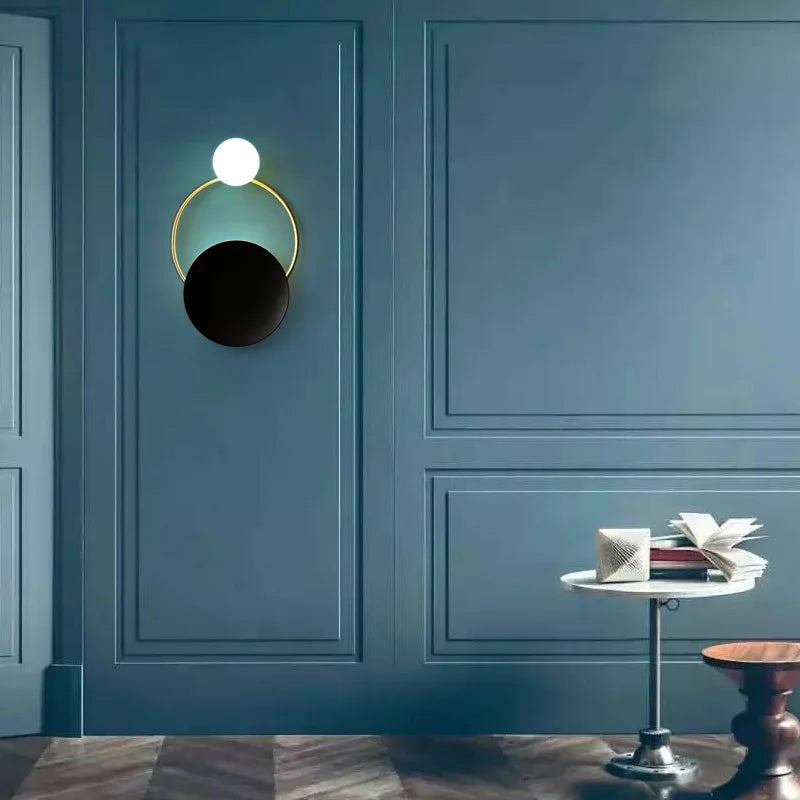 Skulpturale moderne Wandleuchte aus mattiertem Glas in Kugelform mit Halo-Effekt