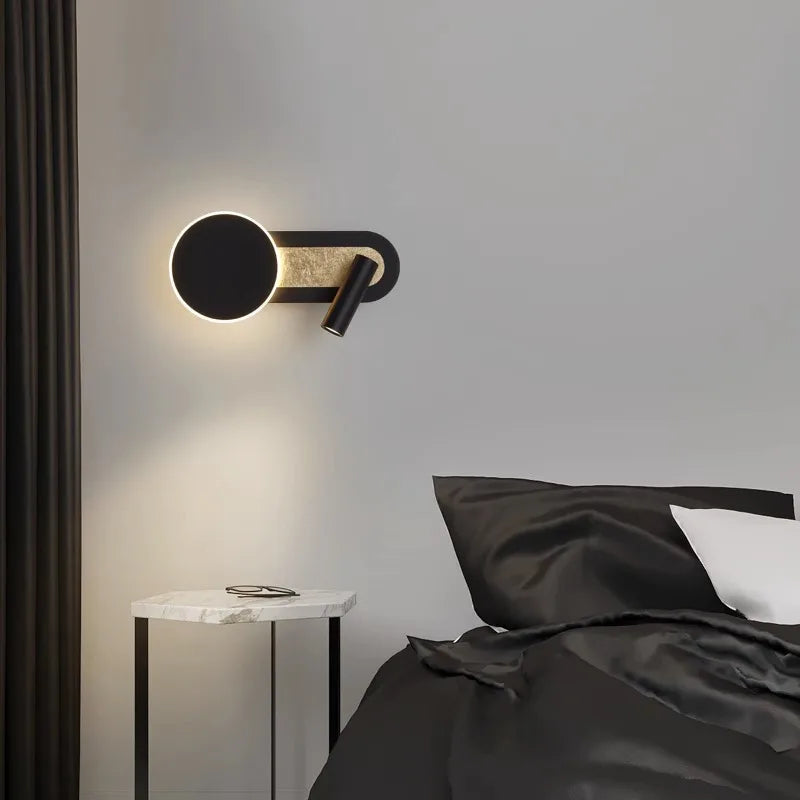 Nordisch-minimalistische Wandleuchte mit kreisförmigem Ring und zwei Lichtkegeln