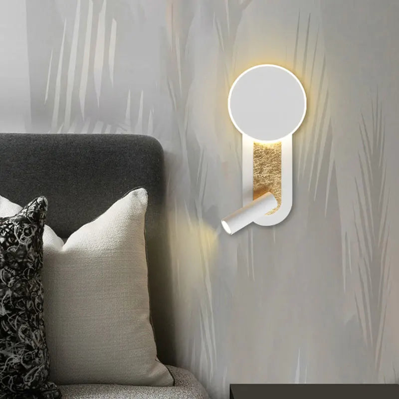 Nordisch-minimalistische Wandleuchte mit kreisförmigem Ring und zwei Lichtkegeln