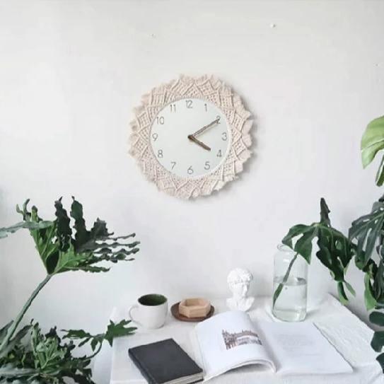 Handgewebte runde Analog-Wanduhr im Boho-Stil mit geknoteten Fransen