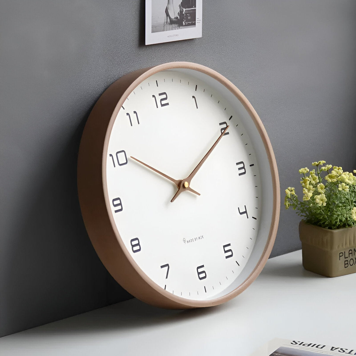 Nordisk minimalistisk vægur med træramme og lydløst kvartsværk