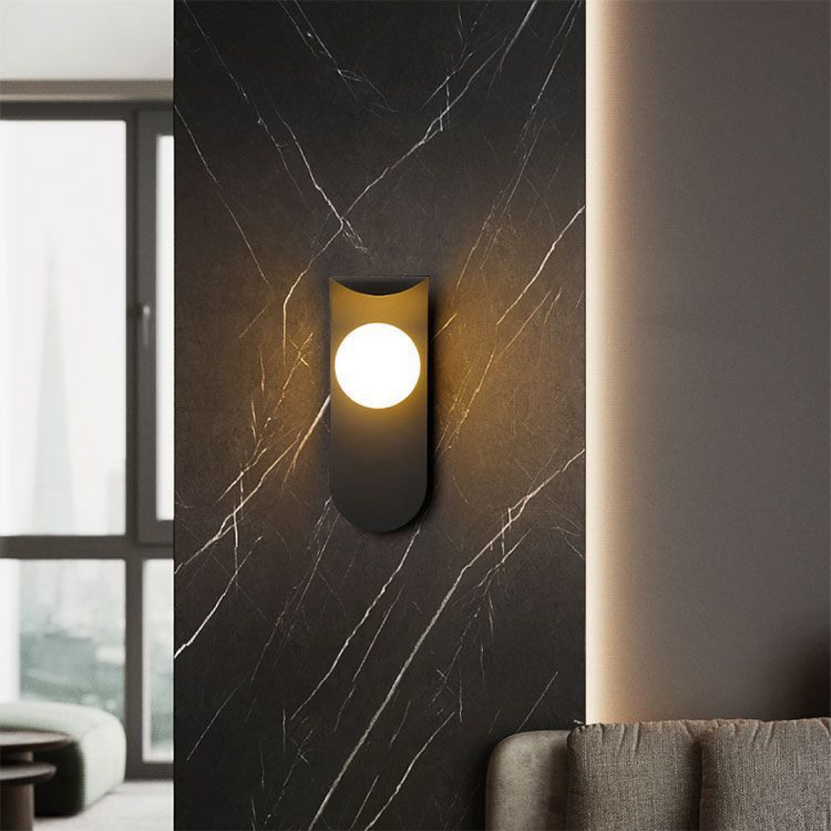Nordische minimalistische Wandleuchte mit gebogenem Paneel, mattierter Glaskugel und Orb-Design