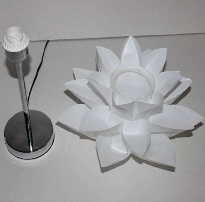 Schlanke Tischlampe mit von Blütenblättern inspirierter Lotus-Silhouette