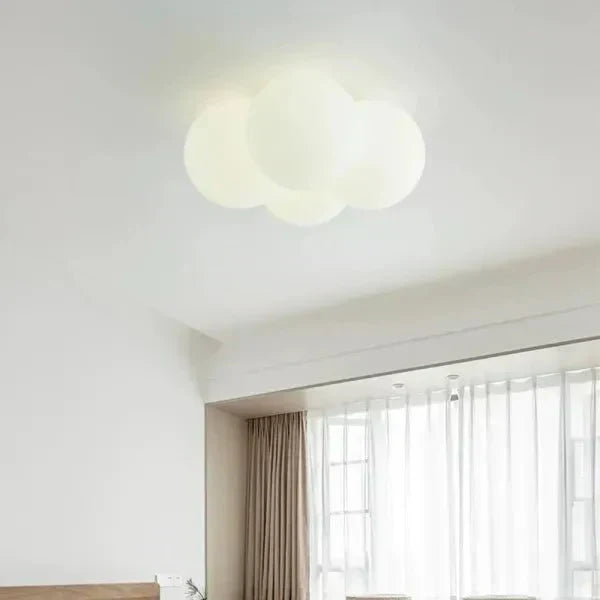 Skulpturel loftslampe med skyform, lav profil og diffust lys