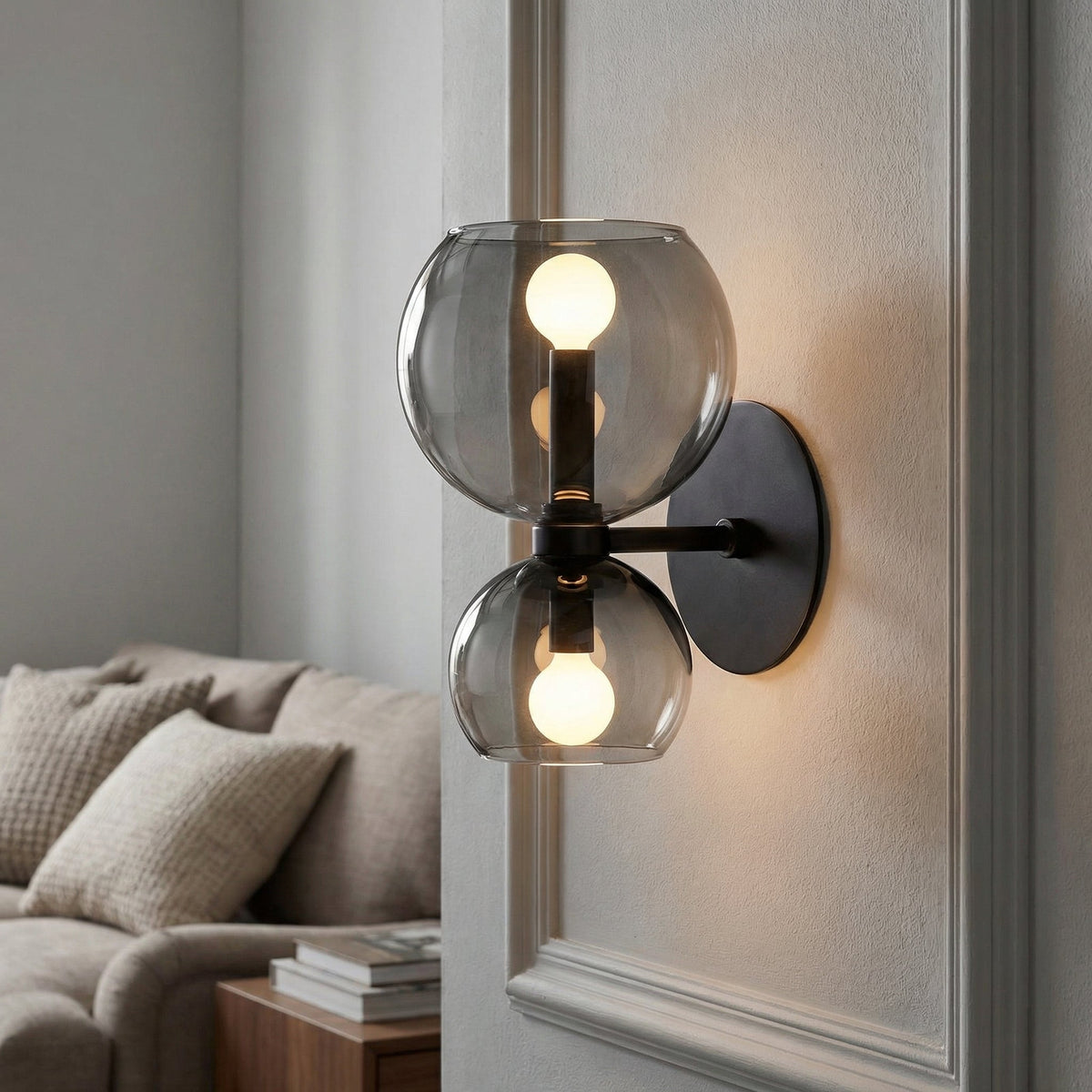 Minimalistische Metall-Wandleuchte mit doppeltem Kugellicht