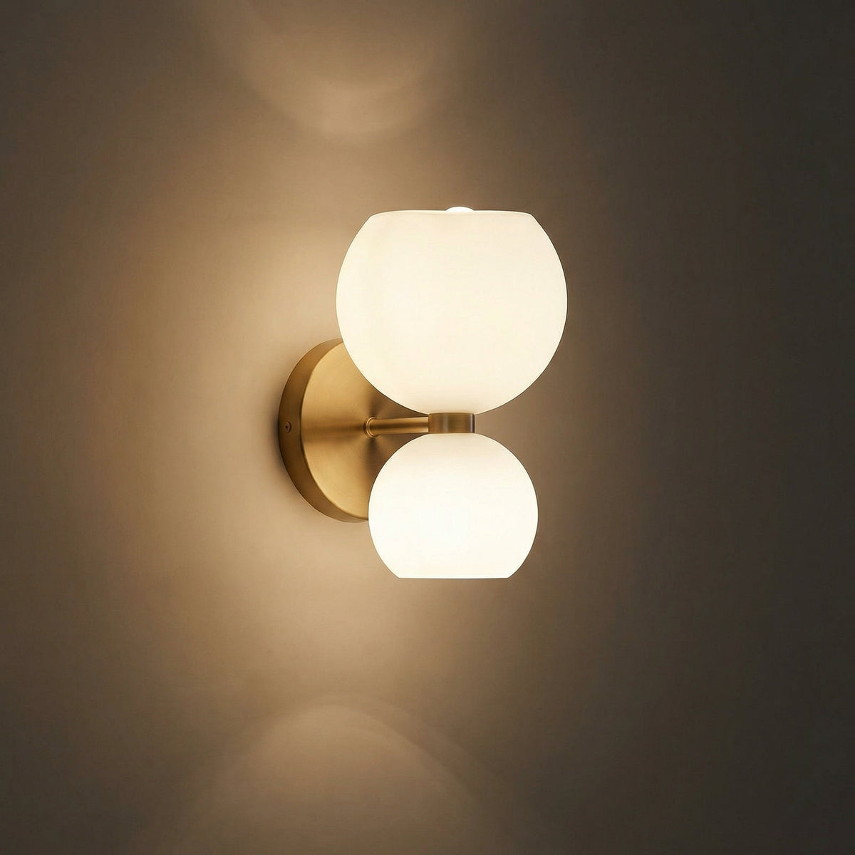 Minimalistische Metall-Wandleuchte mit doppeltem Kugellicht