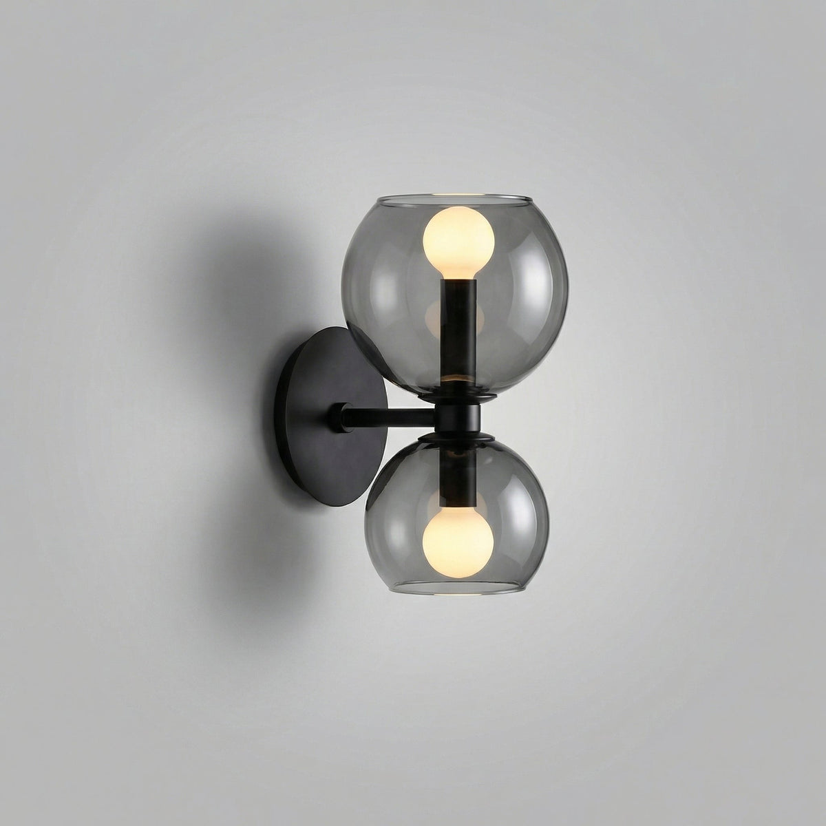 Minimalistische Metall-Wandleuchte mit doppeltem Kugellicht