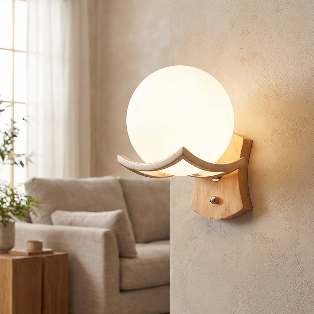 Minimalistische kugelförmige Wandleuchte aus Holz und Metall