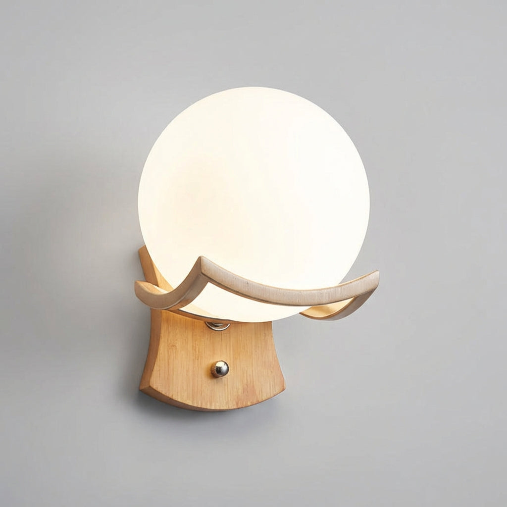 Minimalistische kugelförmige Wandleuchte aus Holz und Metall