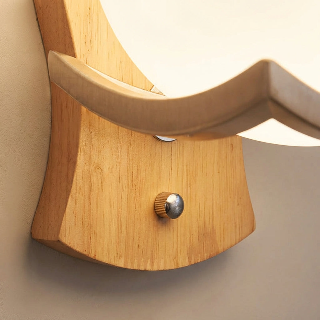 Minimalistische kugelförmige Wandleuchte aus Holz und Metall