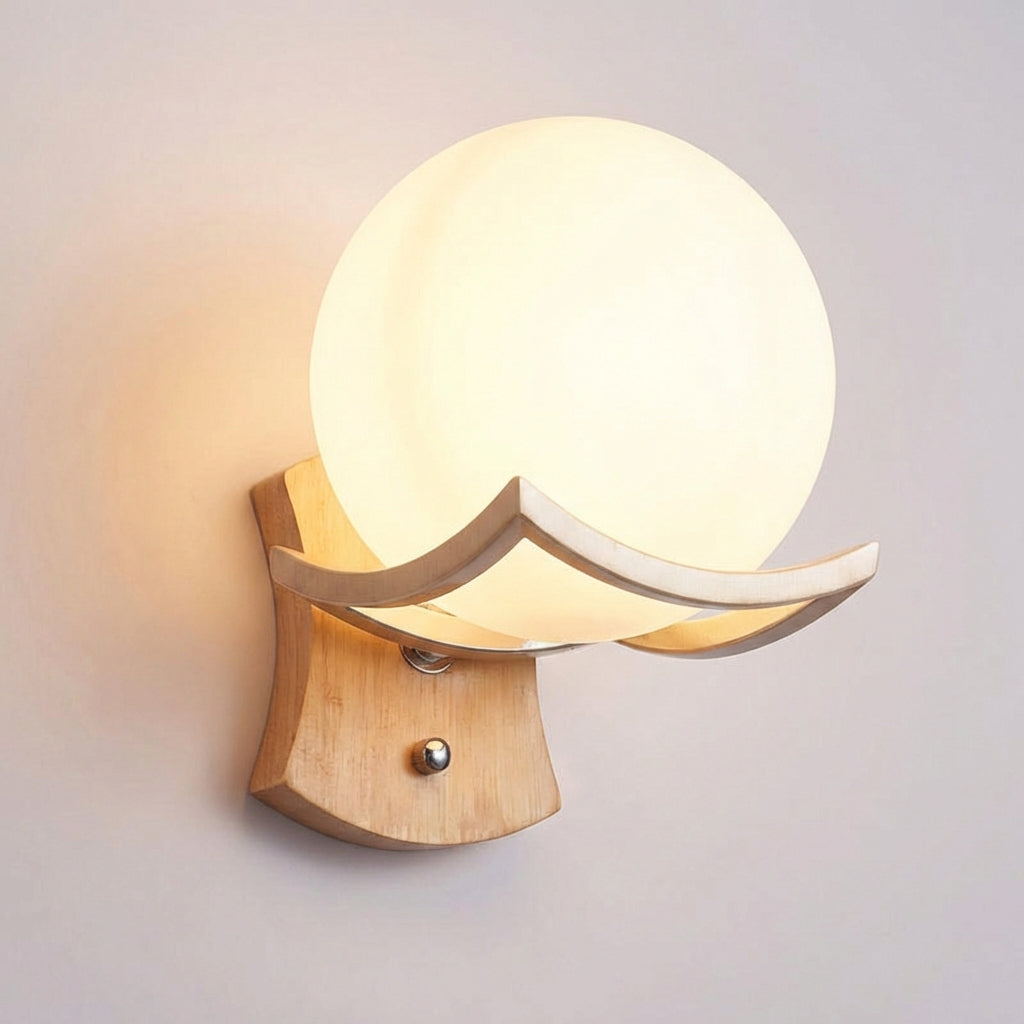 Minimalistische kugelförmige Wandleuchte aus Holz und Metall