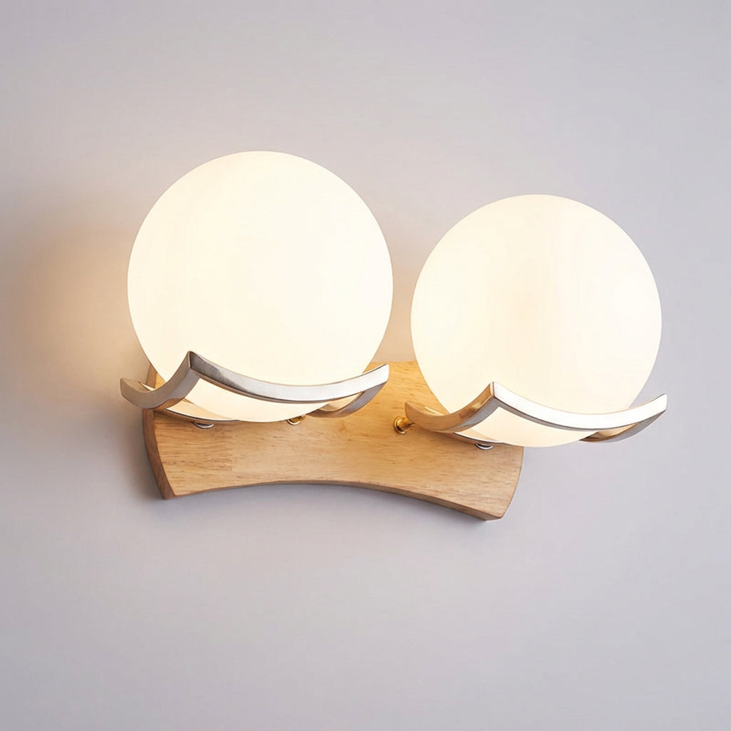 Minimalistische kugelförmige Wandleuchte aus Holz und Metall