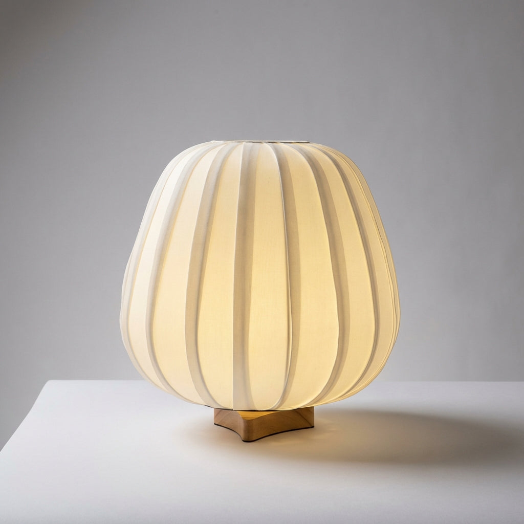 Minimalistische Nachttischlampe mit Bambusfuß und Stoffschirm