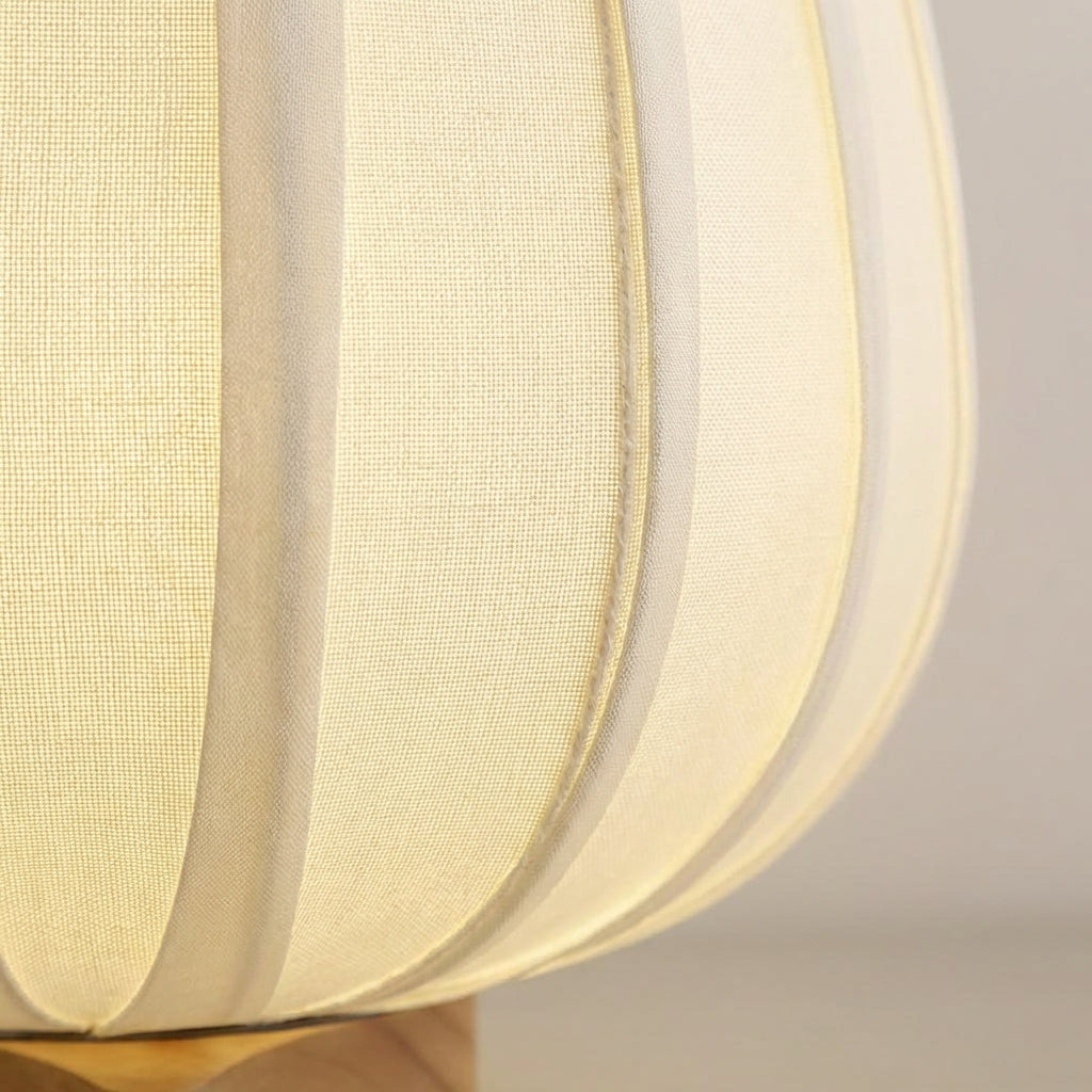 Minimalistische Nachttischlampe mit Bambusfuß und Stoffschirm