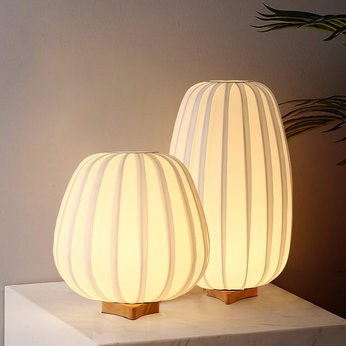 Minimalistische Nachttischlampe mit Bambusfuß und Stoffschirm