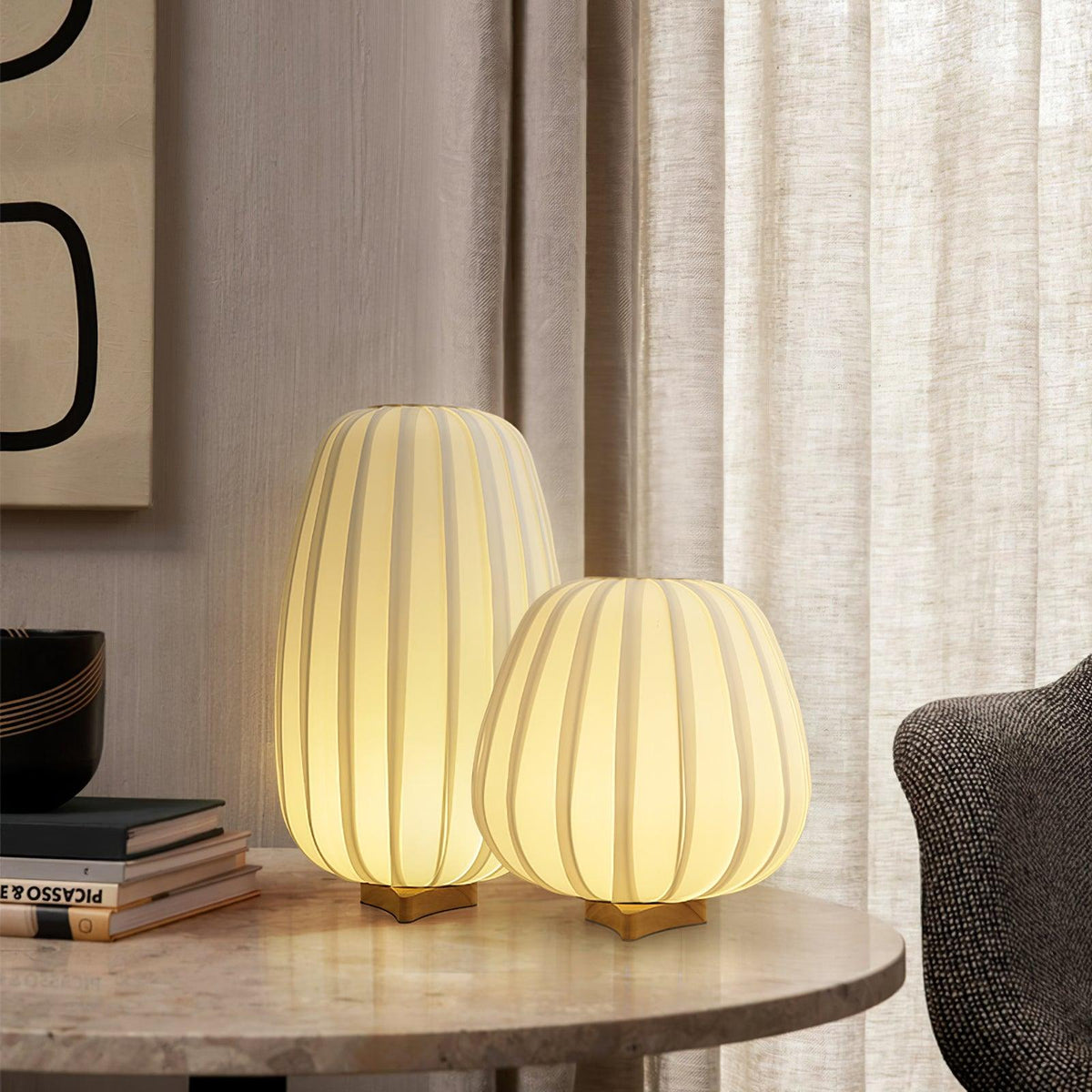 Minimalistische Nachttischlampe mit Bambusfuß und Stoffschirm