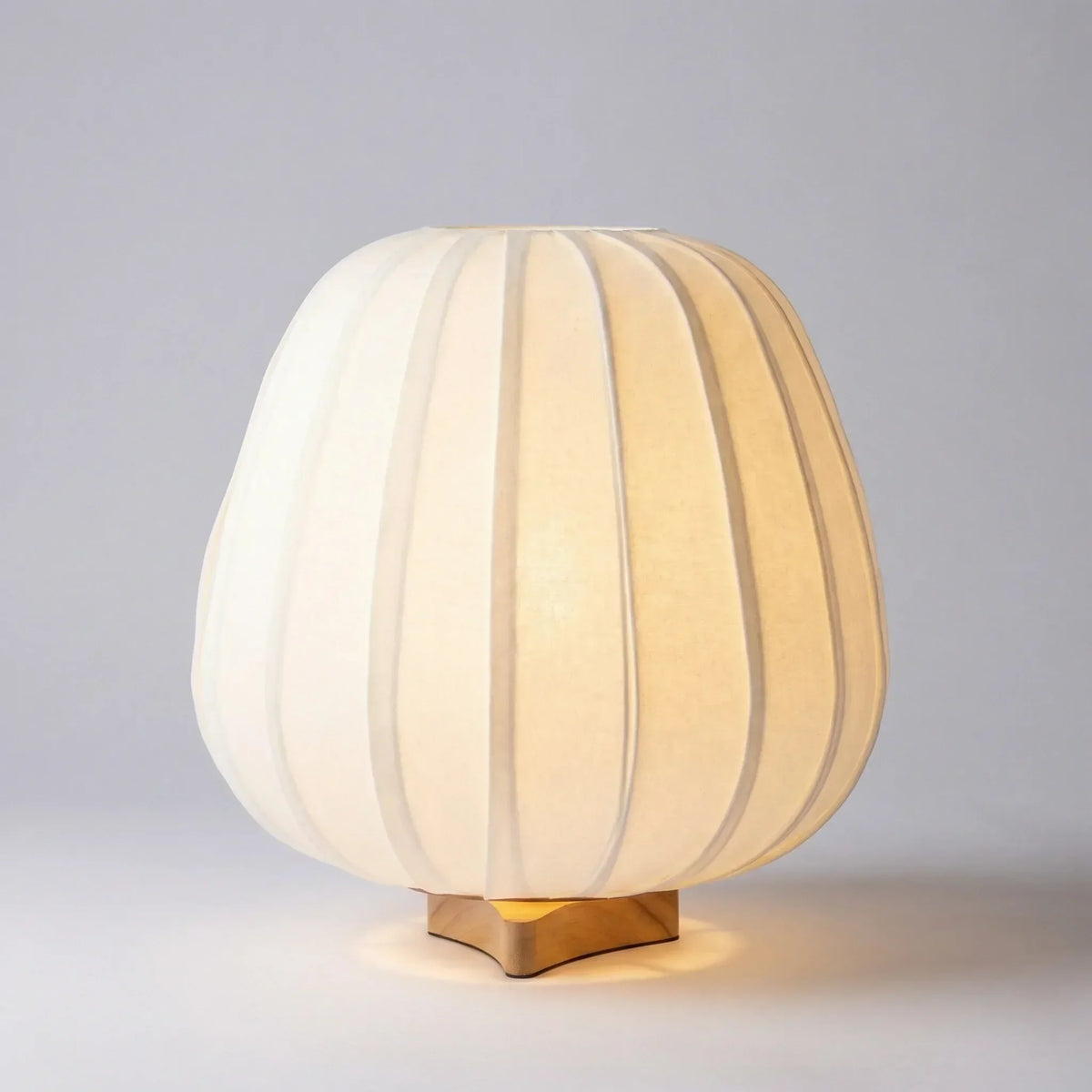 Minimalistische Nachttischlampe mit Bambusfuß und Stoffschirm