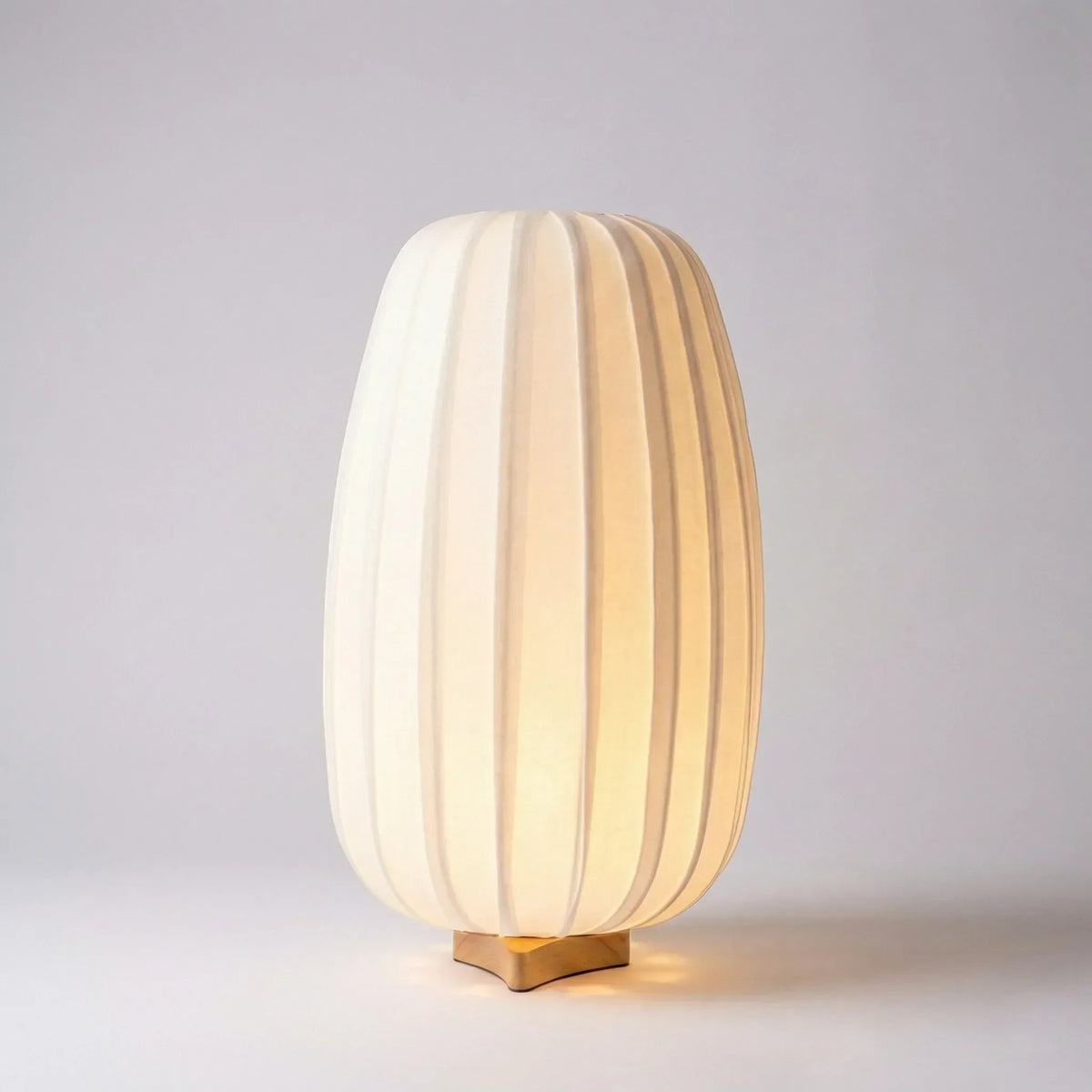 Minimalistische Nachttischlampe mit Bambusfuß und Stoffschirm