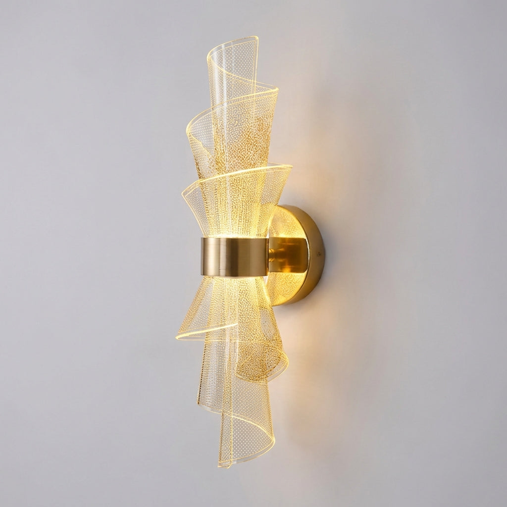 Skulpturale Wandleuchte mit geschwungenem Acryl-Diffusor und polierter Metallhalterung